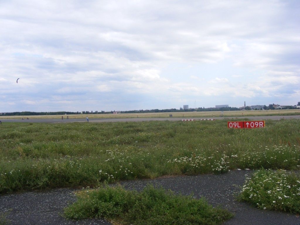 Naturbelassenes Rollfeld