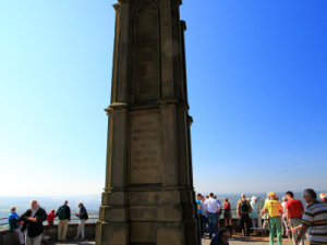 Dies ist das Landsturm-Denkmal auf dem Plateau des Drachenfels in Königswinter.