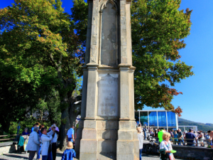 Dies ist das Landsturm-Denkmal auf dem Plateau des Drachenfels in Königswinter.