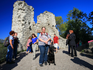 Findus und ich vor dem Bergfried der Ruine Burg Drachenfels
